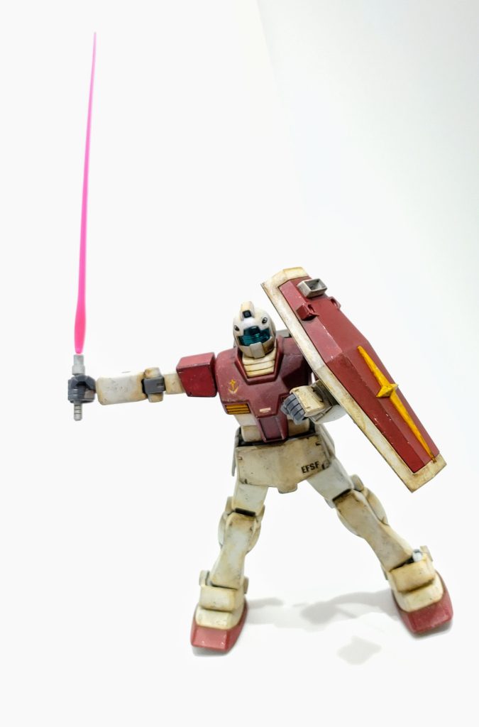 サーベルの柄に穴を空けて、ガンダムのビームサーベル先を付けました。バランス的には付属品の方が似合ってそうですが、長くなって強そうに見えますね💪