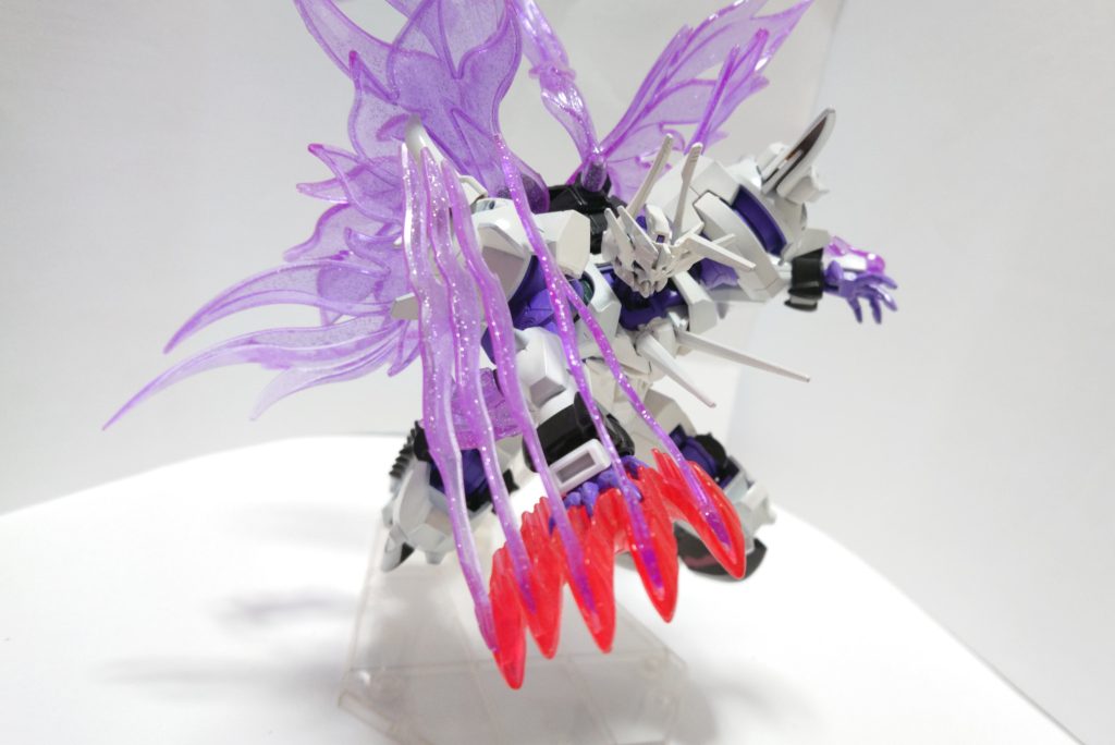 腕にエネルギーを集中させて放つ必殺技、『邪王炎獄業魔掌』で敵を燃やし尽くす。