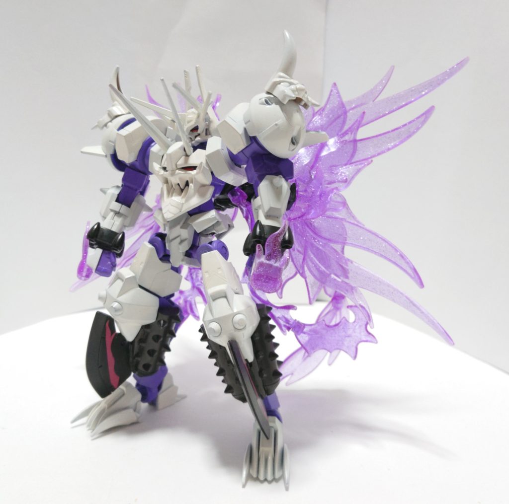 手などの一部パーツの変更、バックパックを追加し、更にディナイアルガンダムのクリアエフェクトを使い身体から紫炎が噴き出すイメージで制作。