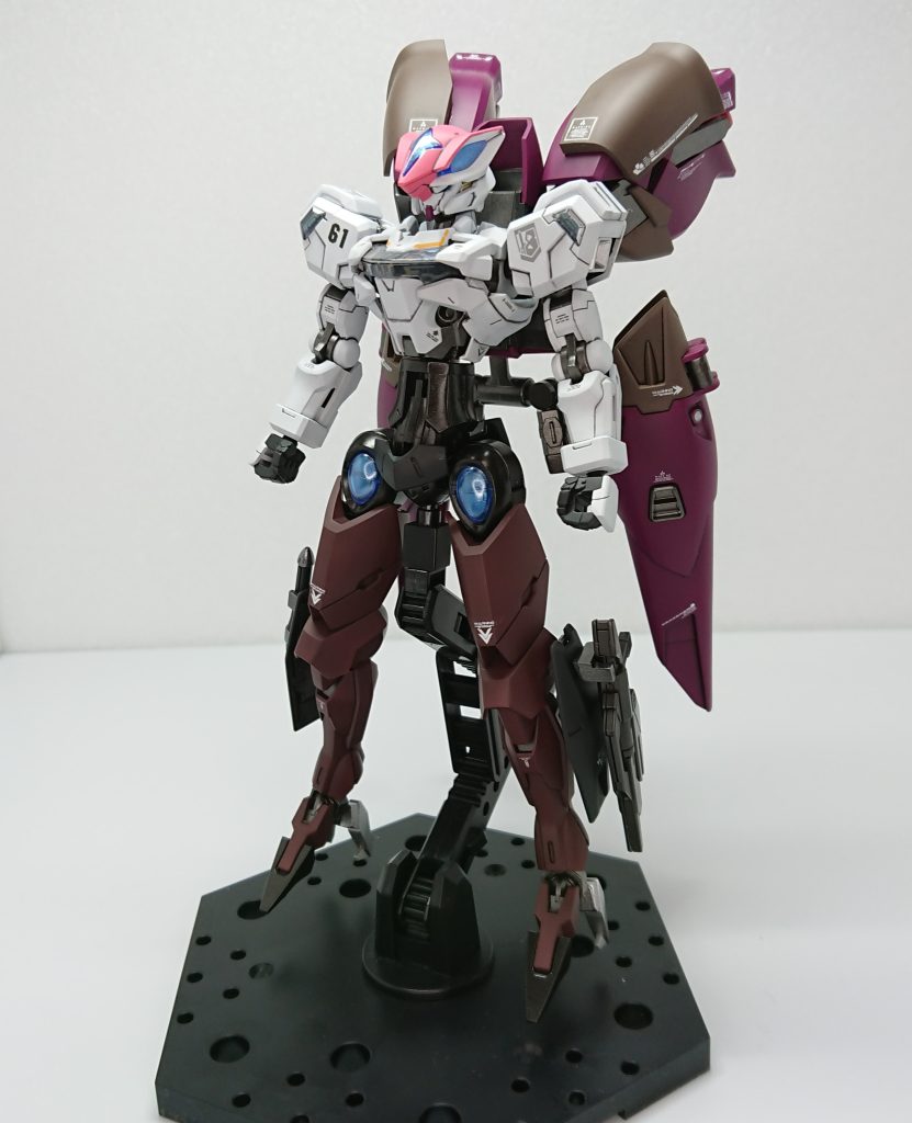 正面ウィングバインダー収納状態、機体起動時にマントの様に展開する。シェルユニットは虹色で作ってますが、基本は赤で機体の強化モードで青、ダイバーの想いとガンプラが共鳴した時に虹色に発光するという設定です、頭部と脚部の青いパーツも精密射撃モードであるホークアイを発動させるとオレンジに変わるという設定ですが、どちらも技術（と熱意）が足りないので再現できてません。