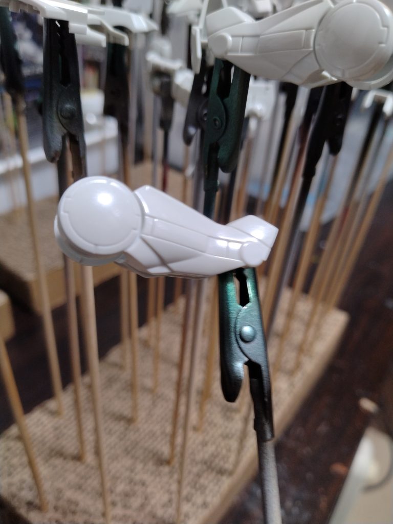 白装甲部は、成形色の上にクリアシルバー、EXクリア二回塗り。その後、スーパーカットコンパウンドで仕上げました。完成写真がどれもただの白にしか写らないので、撮り方も勉強せねば💧