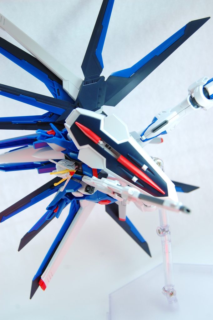 　個人的には「ガンプラのポージング＝ケレン味のある戦闘ポーズを付けること」って認識になんとなくなってることにはモヤモヤする気持ちがあるのですが、ただ今回はシードの機体ということでバキバキにケレン味ましましで写真を撮って行きます。このSEEDアクションシステムは塗装後も機能するものなのか・失われるものなのか、クリアランスなんかもできるだけ見ていきます。あとは今回色付きのライティングも試していこうと思います。