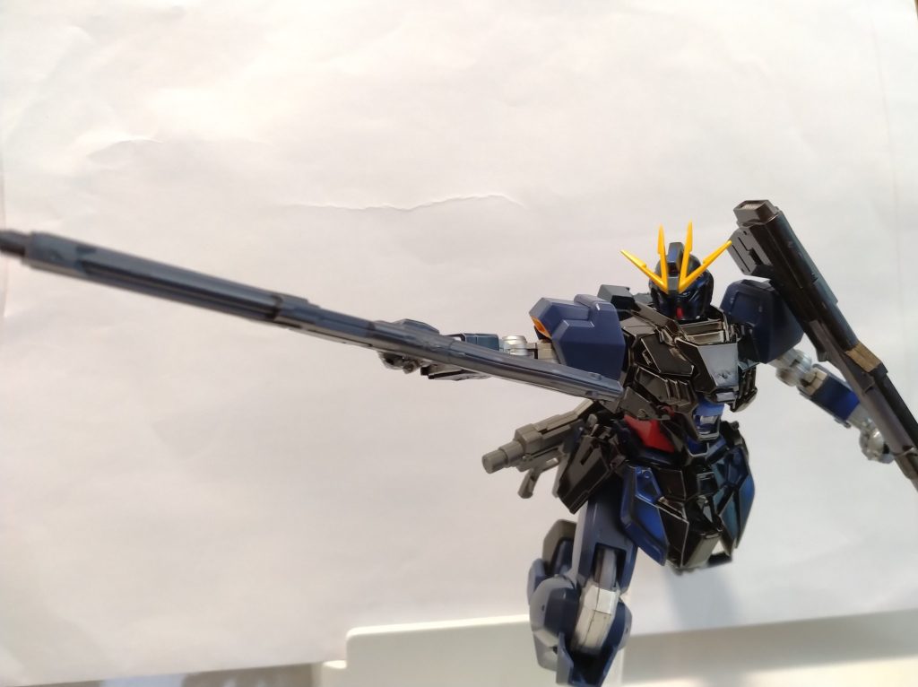 左手の装備はファラクトのライフルをそのまま装備。右手はガンダムMk-IIのバズーカを部分塗装したものです。