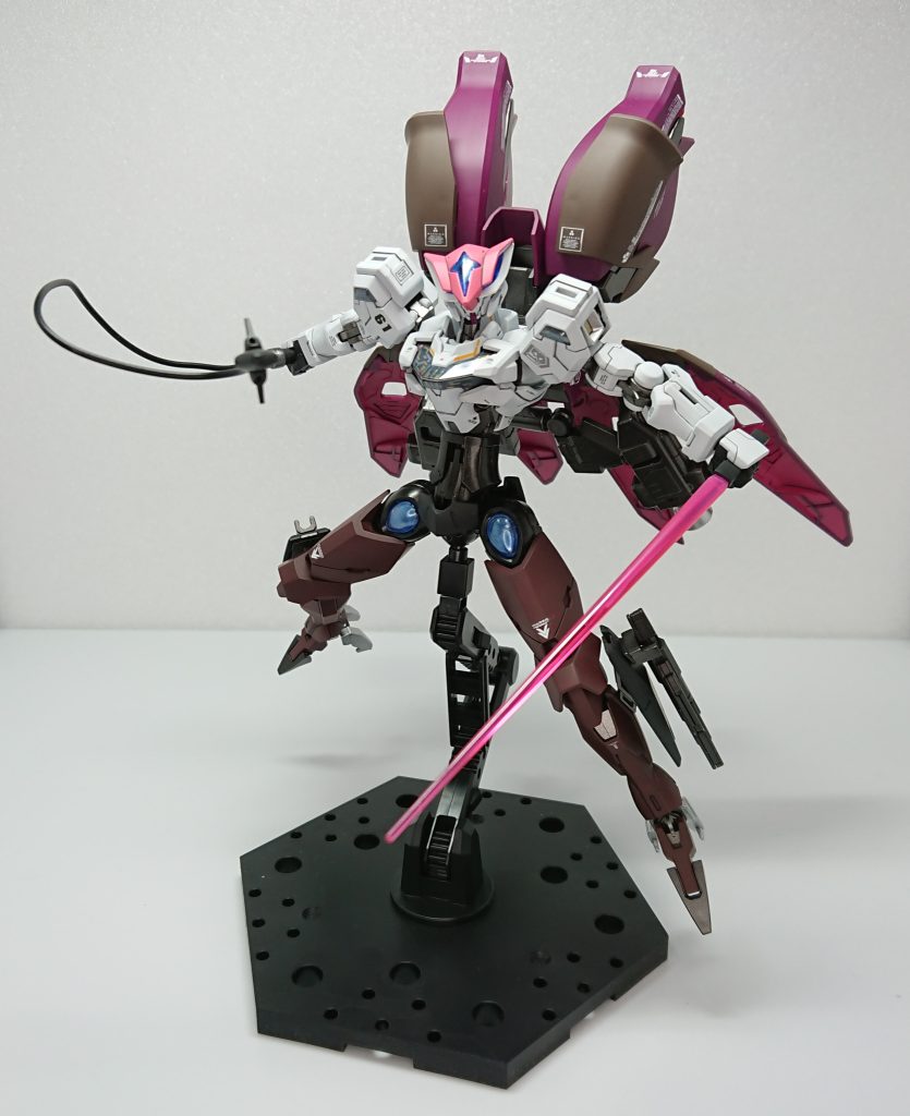 スタンウィップ海ヘビベースの近接武装、海ヘビ同様命中した敵機への電撃攻撃の他、ワイヤー部が特殊な粒子を纏っており薄い装甲なら溶断することもできる。これ先っぽのパーツめっちゃポロポロ取れるんですけど…。（隠れてますが正面の写真ではこのパーツ外れてました。）