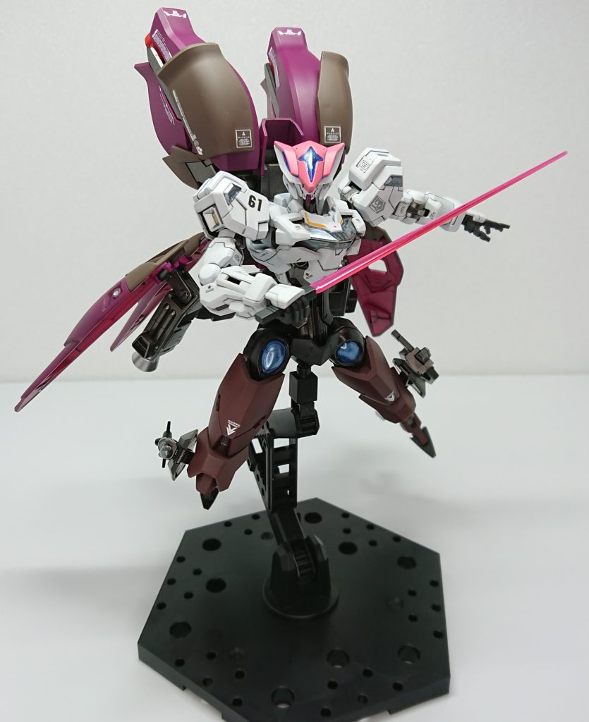 ビームサーベル別に特殊な機構とかもない標準的な性能のビームサーベルだが、抜刀する瞬間は誰も見たことがなくどこにしまわれているのかも誰も知らない、いつの間にか構えているためチームメイトからも大真面目に無から生み出してると言われる程。収納場所が思いつかず大層なギミックも作れないため生まれた設定です、ベースにキャリバーンも使われてるのでパーメットをいじって生成してるんじゃないですかね（投げやり）。