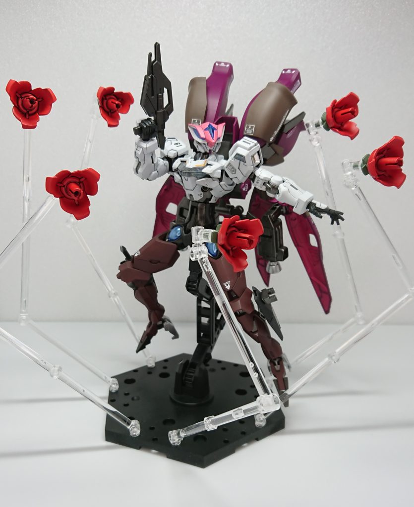 ローゼンビット （ビームガン＆サイコ・ジャマー＆アンチドート複合兵装）バックパックに使用された元機体同様、6基で8面体フィールドを形成し内部のサイコミュ兵器を使用不可にすることができる他、単体でビーム射撃やビット前面の一定範囲にアンチドートを行うことができるが、使用する内蔵エネルギーは共用なので敵機や状況を見てうまく使い分けなければならない。自分が見た資料だと、ローゼン・ズールのコンテナには8基程度収納されてるそうですが絶対8基も入らないだろと思うのですけど・・・、見た資料が間違ってたのかな？