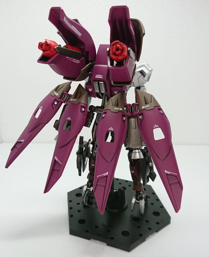 背面ウィングバインダーはバックパック中央下部から生えてます、プロペラントタンクは外してスラスター風パーツで接続穴を塞ぎました。それとビットコンテナが上下逆な事にデカール貼るまで気付きませんでした・・・、言い訳ですがローゼン・ズールはバックパックしか持ってなかったんですよ。