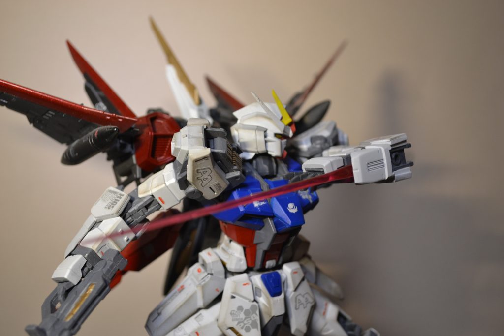 腕に内蔵したビームサーベルです。