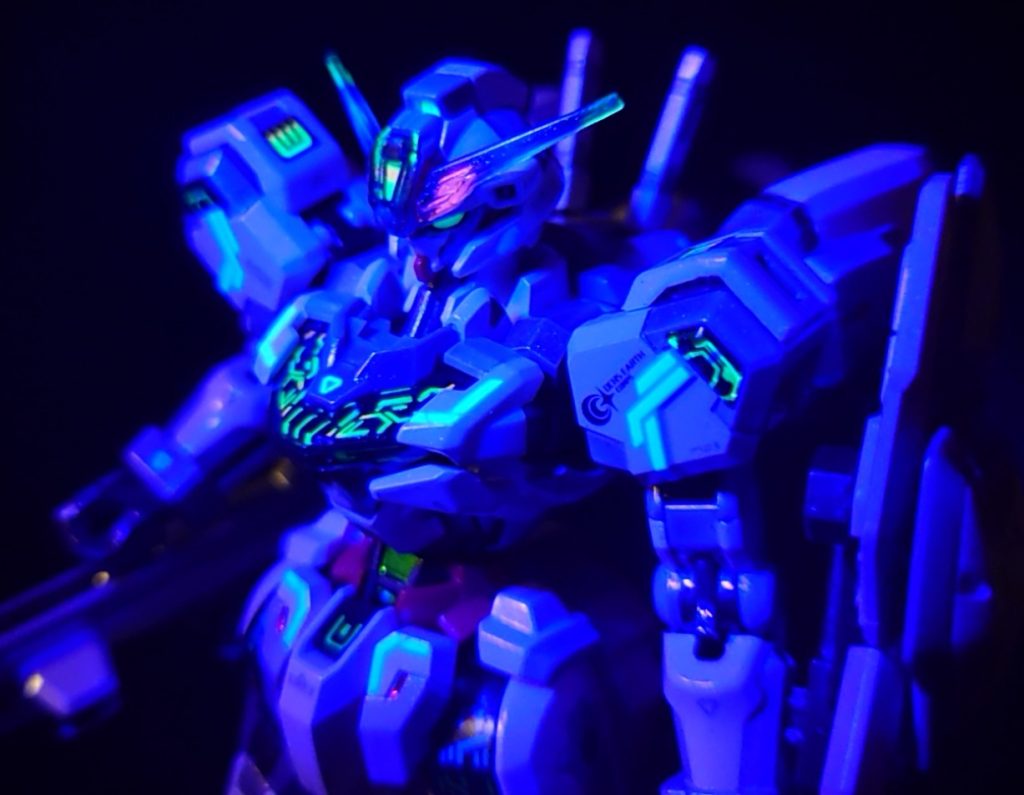 ブラックライトで発光するデカールを使用してます。