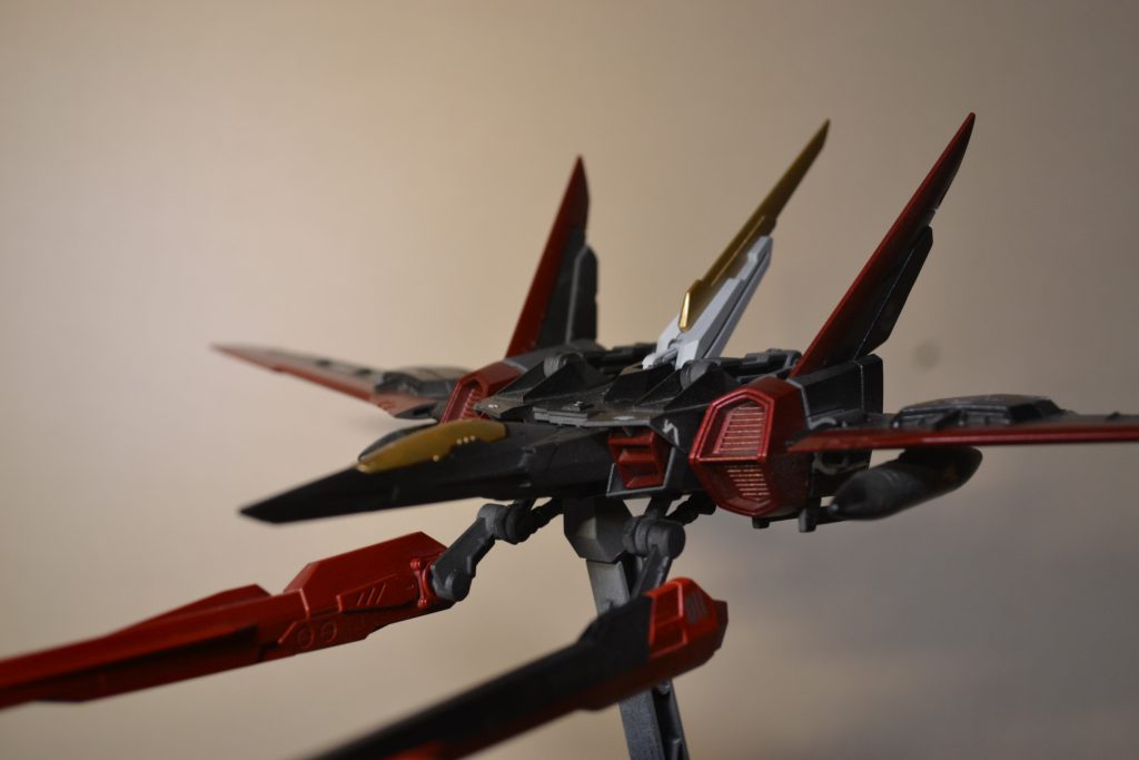 オオトリはエールストライクと同じよなカラーリングにしようとしましたが，個性をつけたかったので少し変更しました。