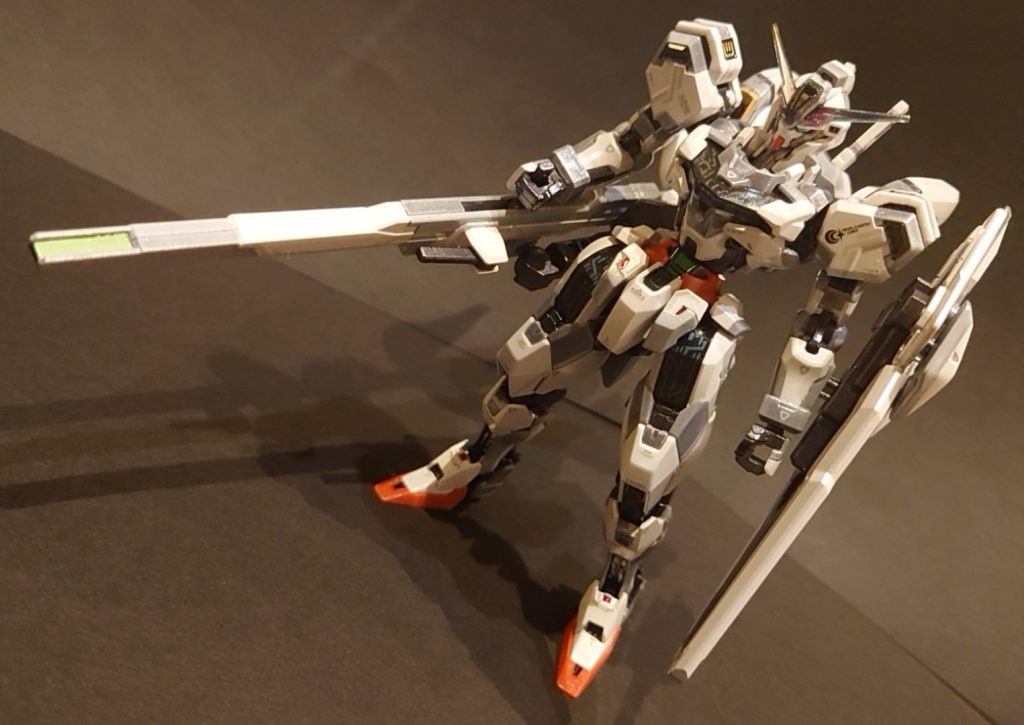 結果的にマスキング地獄でした。パールホワイトとパールシルバーでの色分け、テカテカ艶有り仕上げです。