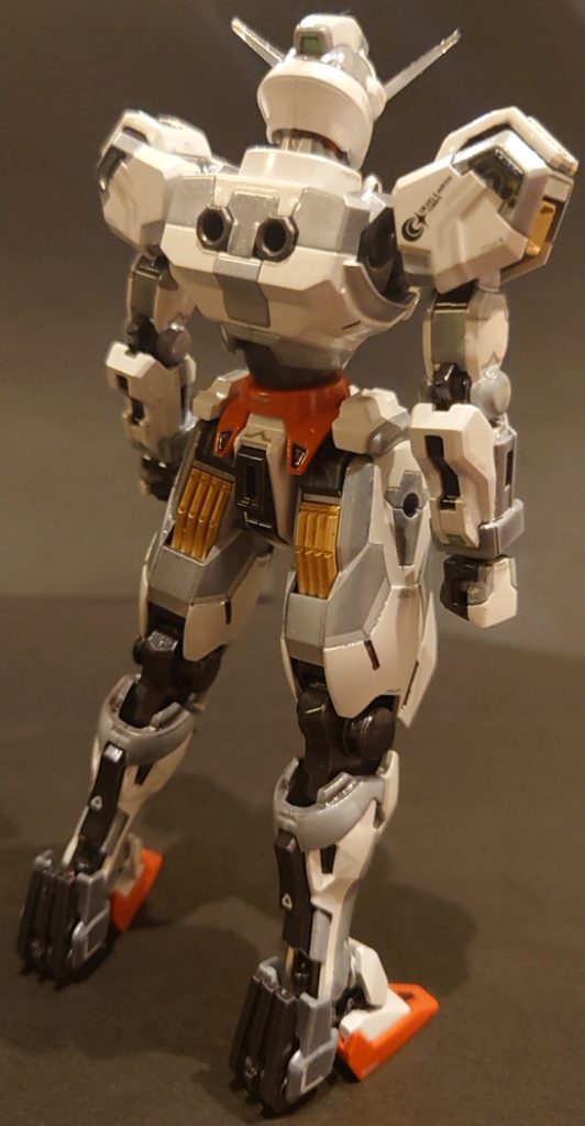 武装解除して全身ロールアウトカラーで真っ白な機体色ですが、四色定理に基づき境界線で隣り合う面はなるべく異なる色になるように塗り分けましたが、如何せん四色は無いので可能な限りです。