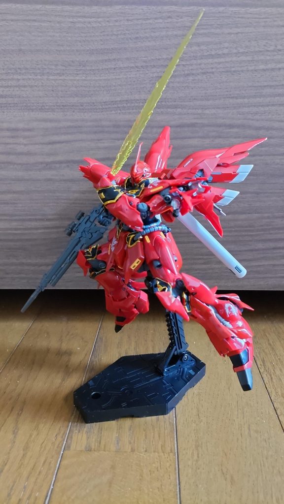 1/144の小さいガンプラですが、細部まで良くできていてカッコイイです