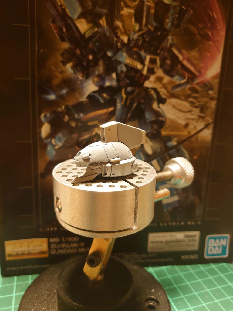 顎を額より出るようプラ板で延長しつつメリハリをつけてMk-Vの悪顔を更に強調するようにしました