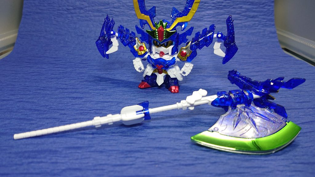 刕覇大将軍編では、身の丈以上の武器が特徴になっていました。「竜神の鉞」と「四閃爪の槍」を組み合わせた、天界神器「怒龍大天斬」です。このキットは胴体がくるくる回るギミックもあり必殺技の天界神技「竜巻怒龍斬」をイメージできる作りになっています。