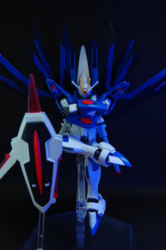 　当然のごとく腕組みもできます。胸の少し出っ張っている部分が、腕と腕の間の隙間にくるようにすると腕組みしやすいです。キットはウイングの取り付け位置など少しアレンジも加えています。