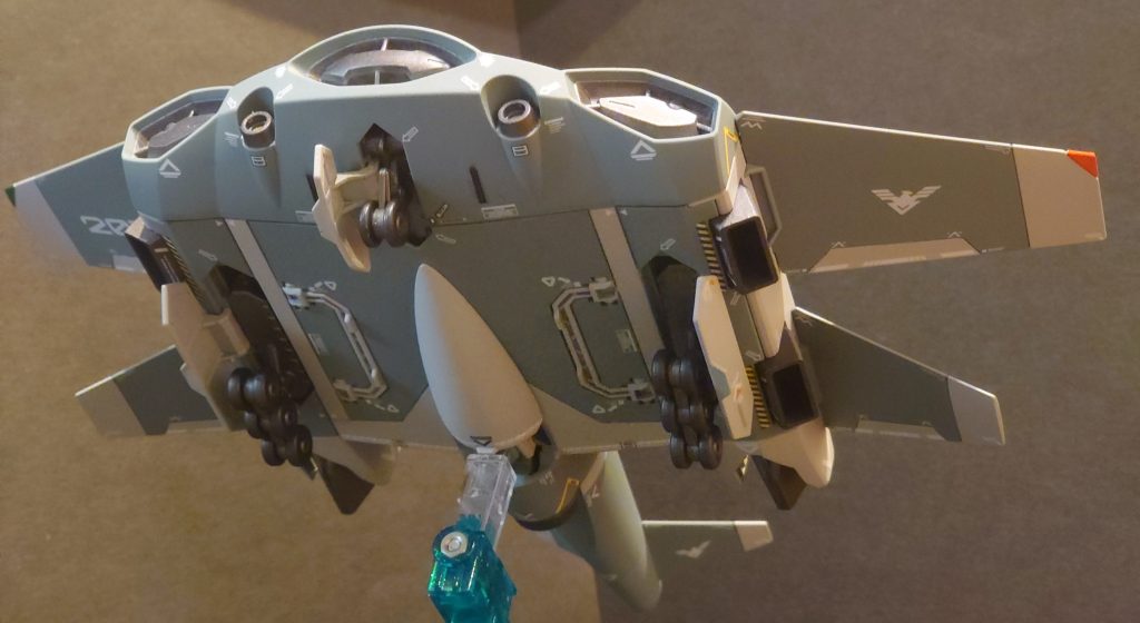 裏からこれまでいくつかサブフライトシステム作ってきましたが、ランディングギアが差し替え無しで展開できるようになったのは、バンダイさんの技術力の賜物ですね。