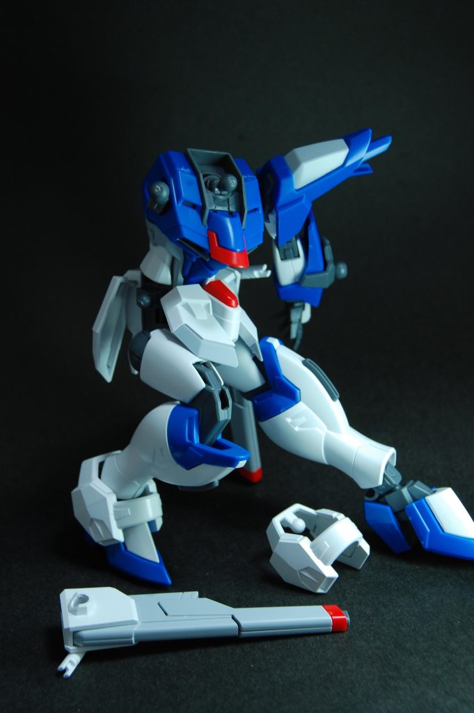 　・首のパーツは下側がボールジョイントでなく回転軸になっています。おそらくボールジョイントだと、首を上に向かせようとすると同時に後ろにも倒れて動いてしまって首回りとぶつかりやすいことから、純粋に上下方向のみに絞って動く工夫をしたんだと思います。・肩のジョイントは一般的なHGと違い肩側がボールジョイントです。おそらく胴側にボールジョイントがあっても胴に干渉してボールの可動範囲をフルに活かせないので、「胴側は肩を胴から外へ前へ遠ざける可動」・「肩側はその先の干渉物のない所で自由に回る可動」と役割を分けているのだと思います。・股の関節は上下にスライド可。飛び出すようなダイナミックな足の見せ方をするためと、単純に腰アーマー周りとの干渉を避けるためのスライド機構かと思います。これは足技のあるジャスティスのが活かせそうです。足ごと下に引っ張ってスライドさせてたら軸の根本が若干白化した気がするのでちょっと注意。・サイドアーマーはボールジョイントですが、上側だけ斜めにカットされており上方向に上げやすくなっています。・足首の前後の可動は、足先を伸ばした方は少し前後の接地性が悪いです。おそらくカカトの上にボールジョイント軸があるせい。・SEEDアクションシステムじゃないけど、アンクルアーマーは面白いです。カカトの方から付けるタイプで、ボールジョイントなんですけど受けの方はＣジョイントみたいにくりぬかれてて端にちょっぴりストッパーの出っ張りがある程度です。このおかげで