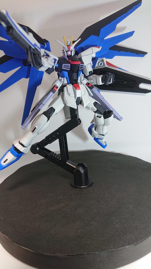 今回もカメラアイについてはブラックライトでの発光をできるようにしました。ただパーツには直接塗らずにシールがありましたのでそちらに蛍光塗料をぬってます。