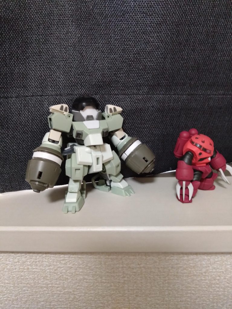 製作は半年。使ったパーツはHGデミトレーナーとデミバーディング、頭上部は三国伝のBUG&部隊兵セットと頭の下部にウエーブのL2バーニア切って使用。足の付け根、腰部、頭部の接続にはボールデン。