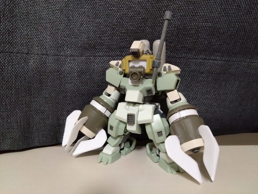 ズゴック風の爪はプラ板。腕のクロー基部やゴーグルとスノーケル部分はデミバーディングのパーツを使用して製作しました。(水中マスク風の部分はデミバーディングのつま先)