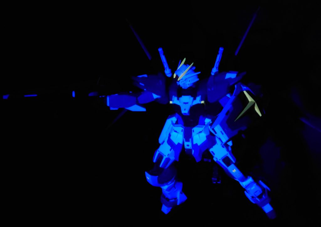 白とオレンジの成型色パーツがブラックライトで発光します。近くでキャリバーンのブラックライト撮影してたら何かこいつも光ってる!ってなりました。 最後までご覧頂きありがとうございました。