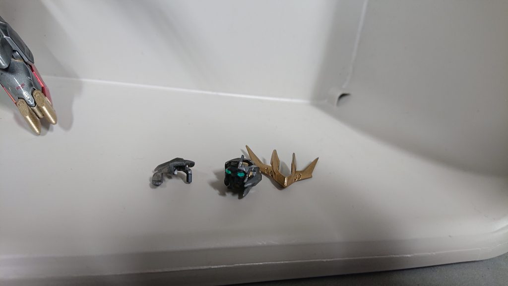 頭部のパーツどこいったー‼️部品注文だるいからアマゾンでもう一個ポチってしまった。今高すぎる。3倍の値段。