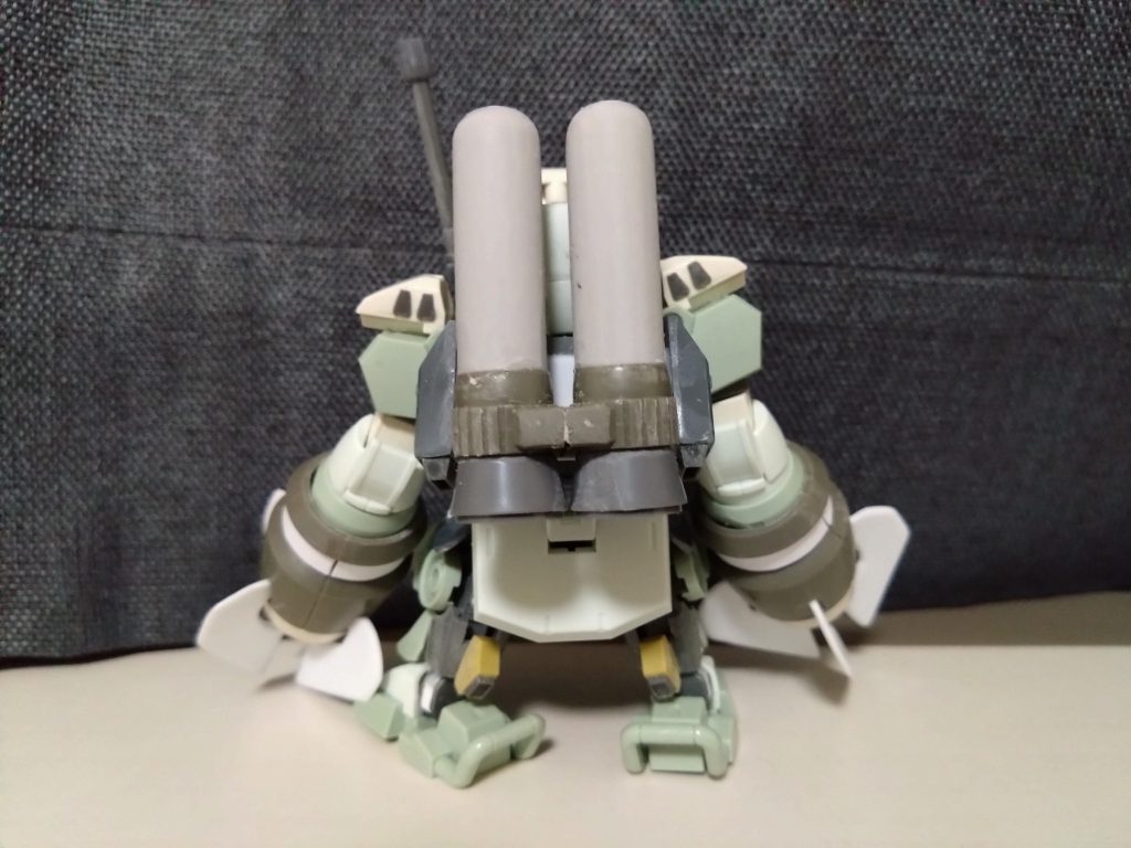 背中には空気ボンベを模した推進機を装備。ちなみに水星の魔女は未視聴なので水中戦が存在するかは知らないのですが、地球とか海とかないのかな。いずれ見ようとは思うけど。