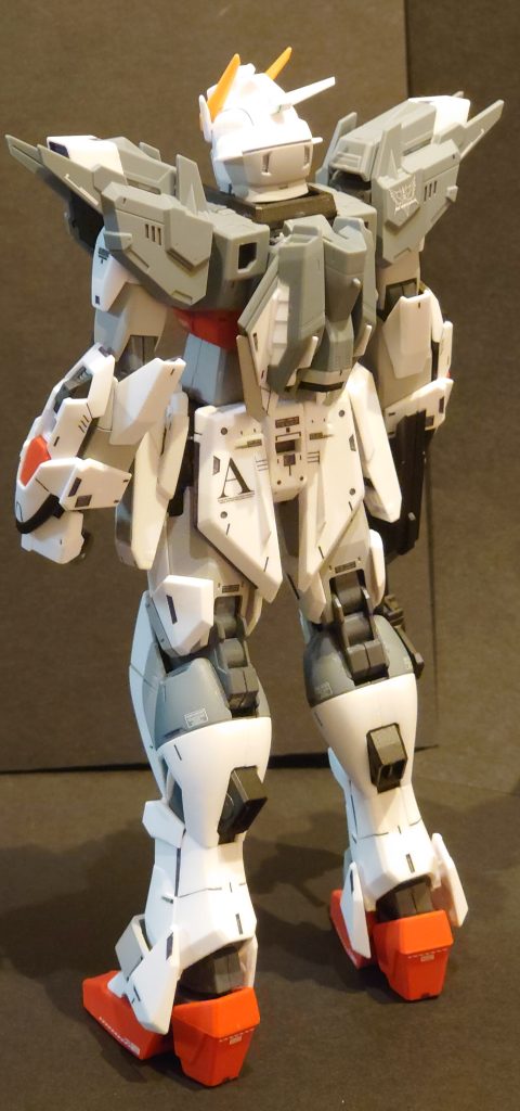 白い外装パーツは成型色とライトグレーで塗り分けています。