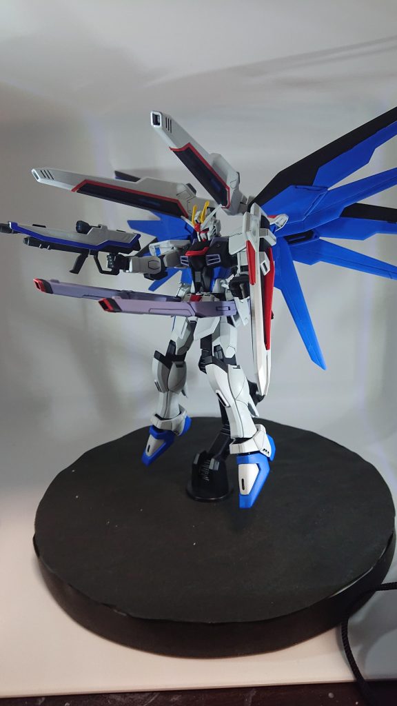 最後にハイマットフルバーストです。これはこれで羽の角度とかバラエーナの位置とかで困りましたね笑あとエフェクトをつけたかったんですけど支えが用意できなくて断念しました。このフリーダムですがhgのプロヴィデンスが再販されていたので小規模ではありますがジオラマ的なモノを作る予定です。ご閲覧ありがとうございました