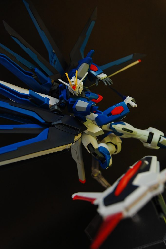 　切りかかるポーズを、アングルとライティングを変えて。　投げれるシールドはスピード感と動きの方向を演出できるものと捉えて、前ボケさせて進行方向を強調するように置いてみました。