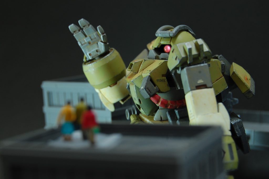 ワンオフ機に対し、数が多いゆえに「誰かに届く・顔の見える存在」として量産機が活躍する姿も想像してみました。MSの配備状況にもよるけれど、汎用性のある人型ゆえに消防ジェガンみたいな日常作業を行うこともあるんじゃないかと。