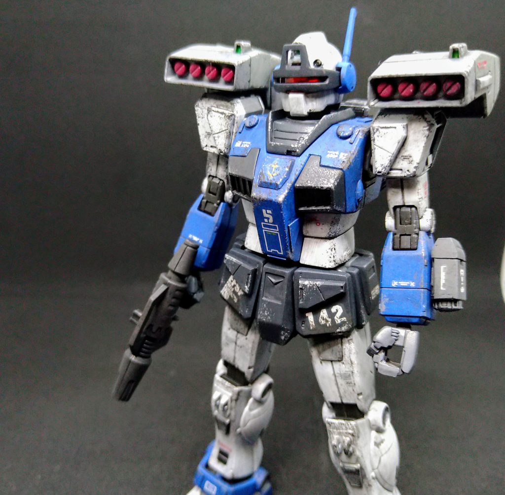 製作では肩部や腰部に市販の装甲パーツを貼付け。左腕には、プラ板でサーベルユニットを製作し取付。