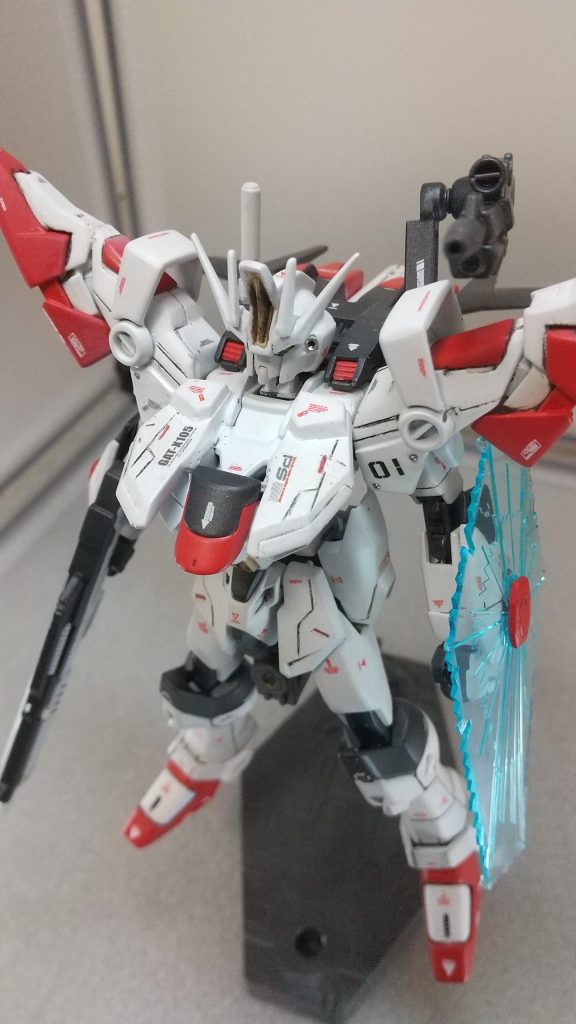 分かりにくいですが、エールストライクのボディにストライクフリーダムの胸部分を貼り付けて接着部分が見えないようにスカートアーマーを取り付け肩アーマーはストライクフリーダムの肩にエールストライクのシューズ部分を貼り付け