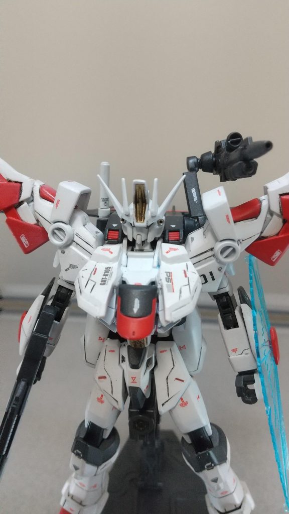頭部にはエールストライクのふくらはぎのブースターをハイパーメガ粒子砲に見立てて接着何度もアンテナが折れたりはがれたりして今回1番悩んで大変な部分だったかも(^_^;)