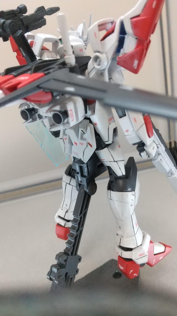 腰アーマーとνガンダムに付けたエールストライカーのブースターの代わりにエールストライクの太腿部分を半分づつにしてブースターを付けて取り付け