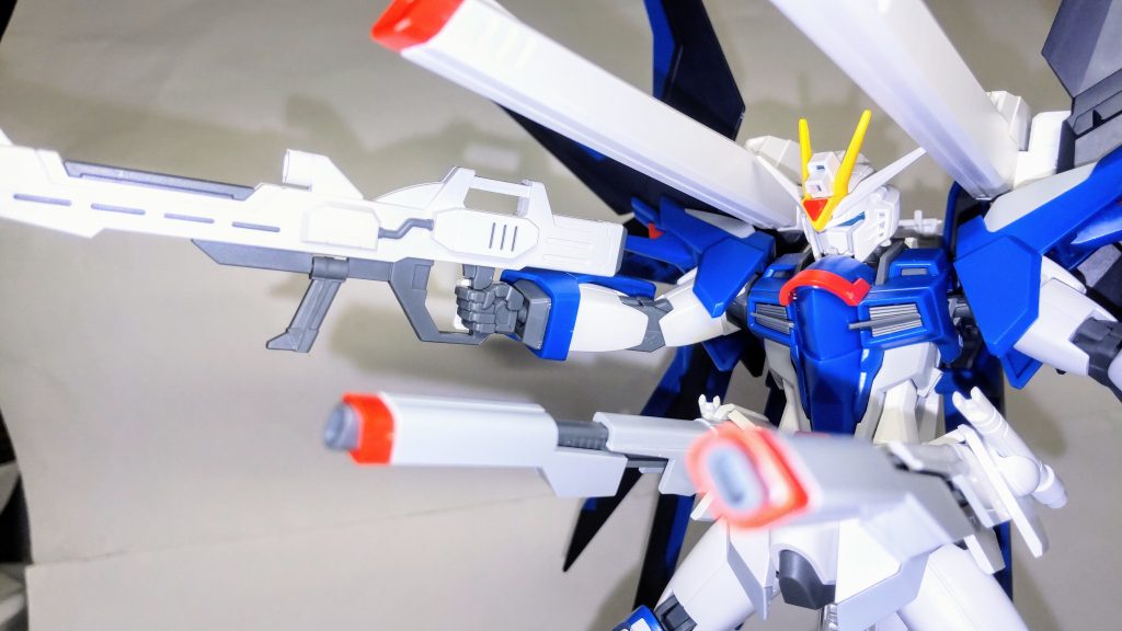 フルバースト アップとりあえず、モールド彫り直ししながらどこまで進めてベースに出すかか考え中・・・。・ＲＧ並にモールド＆デカール有りの全塗装。・フリーダムガンダムの配色に変更。・メイン部分は成型色のままの部分塗装。どれしよう・・・。出来れば2月中旬には完成させてベース福岡に持っていきたいです💦