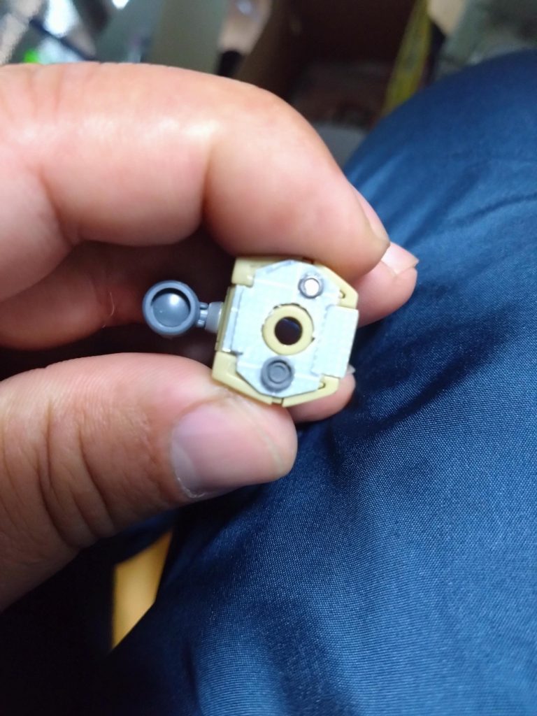 腕は殺風景だったからプラ版を使ってディテールを追加