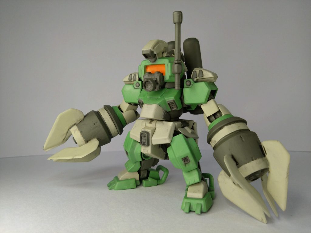 水中用なのでセンサーを守るゴーグルを追加。コクピットの耐圧殻や格闘武器になるクローを装備。肩にはアクアジム風の魚雷発射管を装備。水中用の機体やスキューバダイビングの装備を参考に意匠を取り入れました。