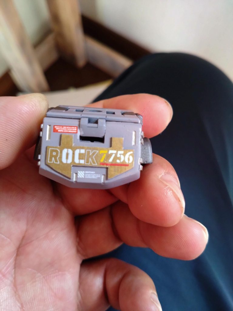 腰の後ろはプラ版を使ってオリジナルの名前をデカールしました。