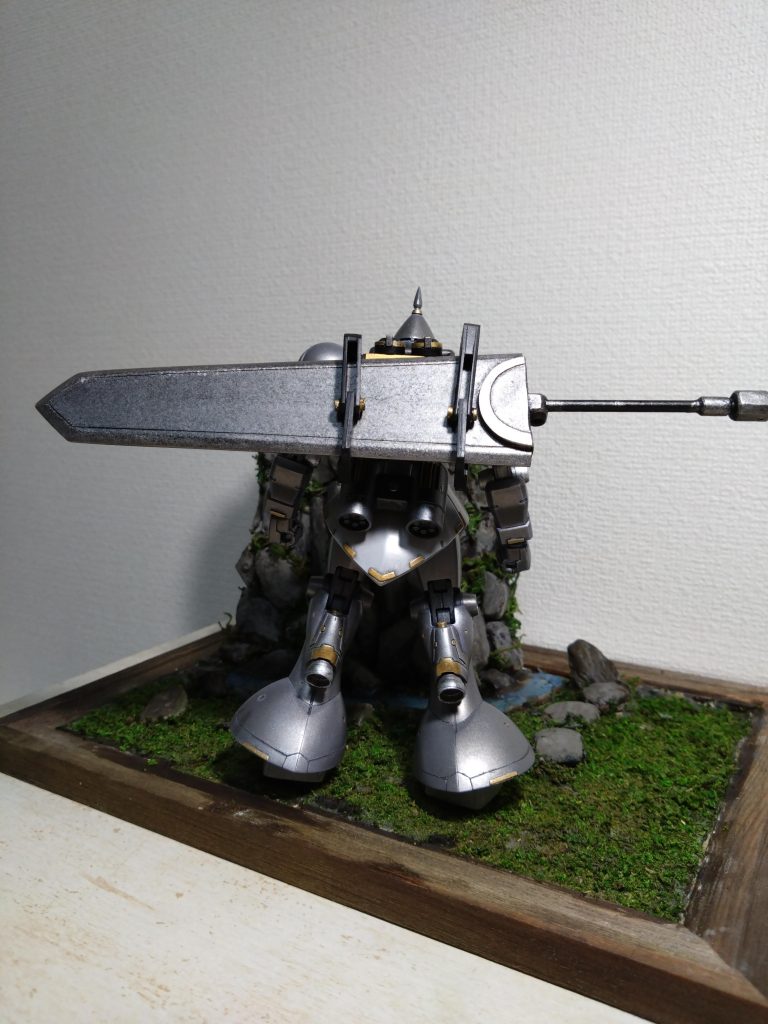 群がる連邦軍に特攻していくギャン＆グフ軍団……そこで某ダークファンタジーの鷹の人達が全滅するくだりがフラッシュバック(⁠＠⁠_⁠＠⁠;⁠)プラ板を貼り合わせて削り出しました（笑）