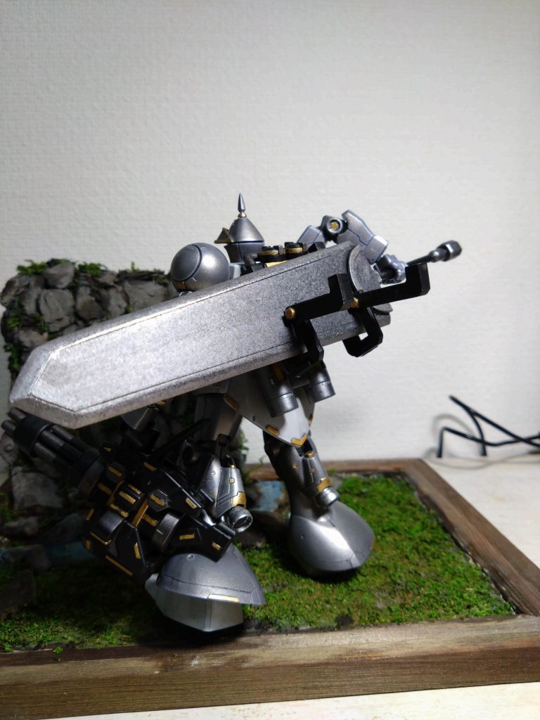 バックパックはプラ板貼り合わせ、箱組み、あとランナー切った貼ったでスクラッチ。どらごんこｒ……ゲフンゲフン!!対連邦MS用質量兵装「ドラゴンバスター（ｗｗｗｗｗ）」固定アームは一応可動式。