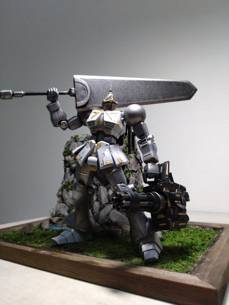 それはまさに鉄塊だった!!ジオン系のキットは素組みばかりで塗装すらほとんどしないんですが、連邦MSと並べるとかなりゴツいですよね～。これだけゴツけりゃヒートソードやビームサーベルより質量のある物を振り回した方が効率良いでしょ!!