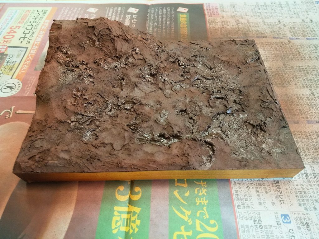 指の跡や粘土が浮いている隙間等に、ウェザリングペーストを塗って調整。から、もう1回赤サフとレッドブラウン。今度はハイライト塗装を意識。(正直、この時の色合いが一番好きw)