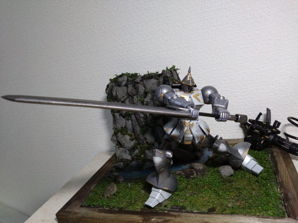 どらごんこｒ……ドラゴンバスター（笑）は1ｍｍプラ板を0.5ｍｍプラ板で挟んで作ってるのでかなりの重さがありますが、一応ポージングしても自立できます。なぜって?それはソールの中が釣り用鉛玉とエポパテでギッチギチだからさぁ～(⁠☆⁠▽⁠☆⁠)