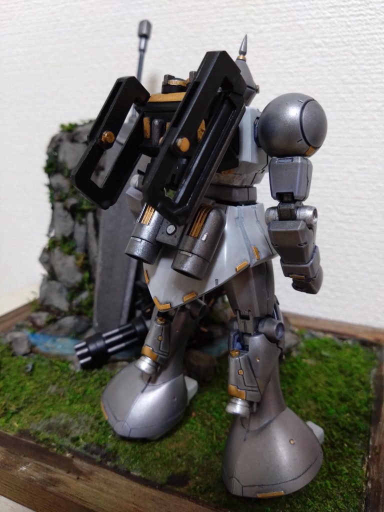 バックパックはスクラッチ。ノーマルバックパックはスカートへ。ふくらはぎにバーニア追加でちょっと高機動になってます。 あっ!膝関節の中を塗り忘れ……(⁠｡⁠ŏ⁠﹏⁠ŏ⁠) こんな半端仕事でマ・クベは生き残る事ができるのかしら(⁠•⁠ ⁠▽⁠ ⁠•⁠;⁠)