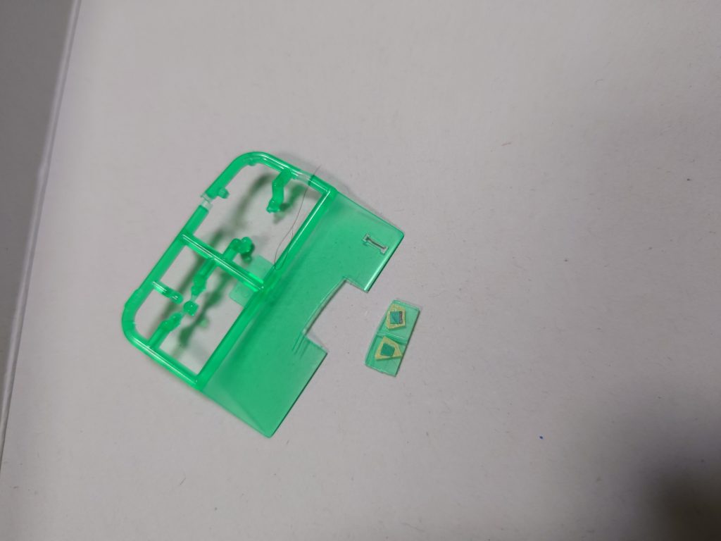 クリアパーツを再利用でスコープ部分等を追加