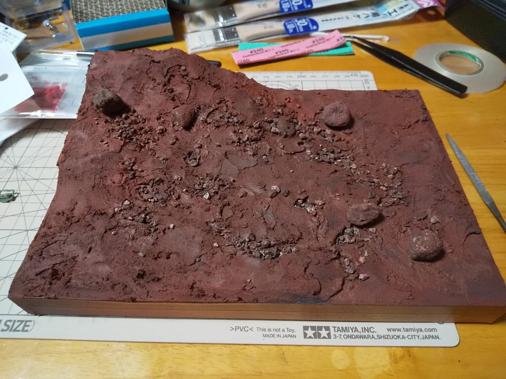 小さいゼオライトは水溶きボンドで、軽石は瞬着で固定。更に軽く赤サフを噴いて、ウェザリングマスターでハイライト入れ。単品で見ると赤すぎるように感じるけど…