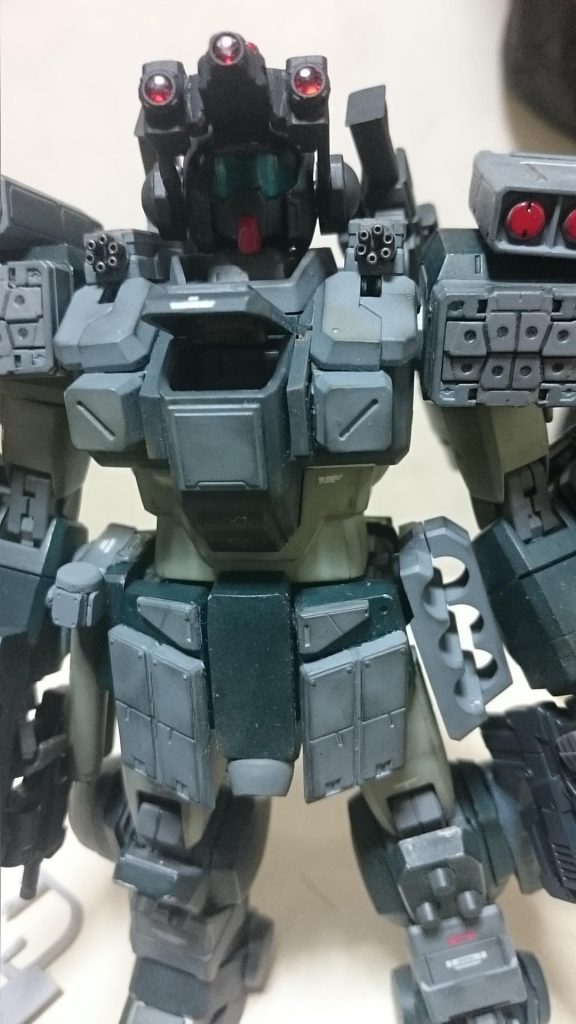 陸戦型ジムを改造しました。唯一の不満はバイザーが顔に密着していないところですが、それをしようとしたら稼動部分の間接をもうひとつ増やすしかないのにそんなスペースは無いので断念しました。設定もがんばって考えました。