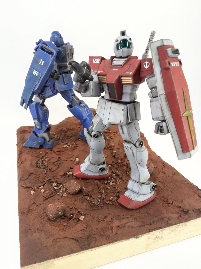 実際にMSを置くと案外ちょうど良いかもな色味。すぐ出せる所に居た2体でとりあえず立ちモデルしてもらいましたが、鉄血系の方が似合うなコリャw